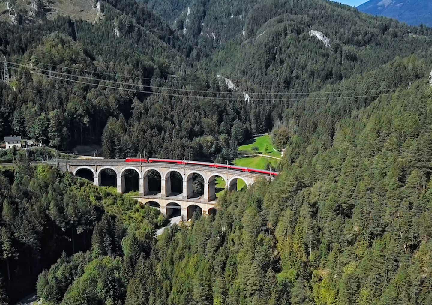 Die Semmeringbahn in den Bergen der Alpen