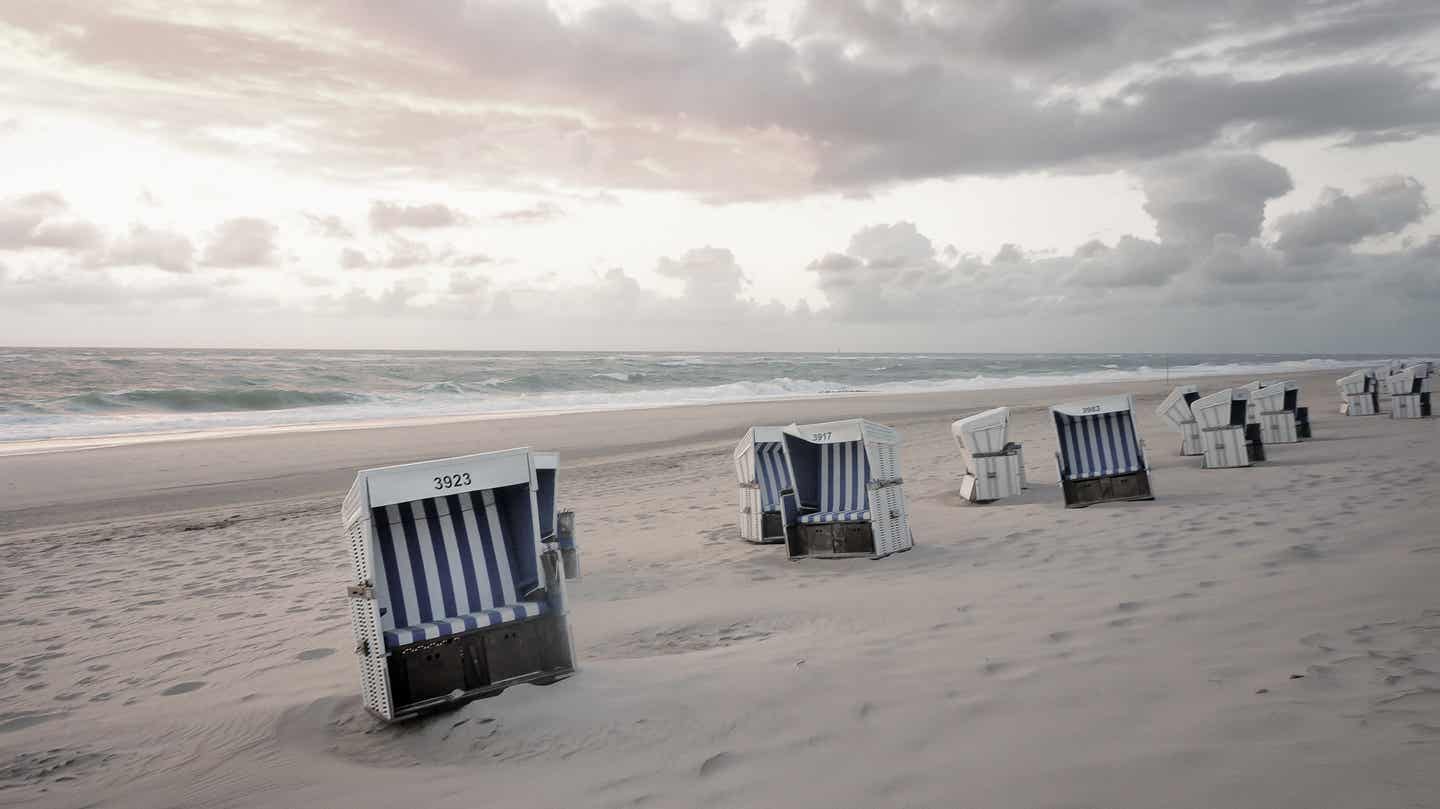 Sylt Urlaub mit DERTOUR. Strandkörbe am Strand von Sylt im Sonnenuntergang