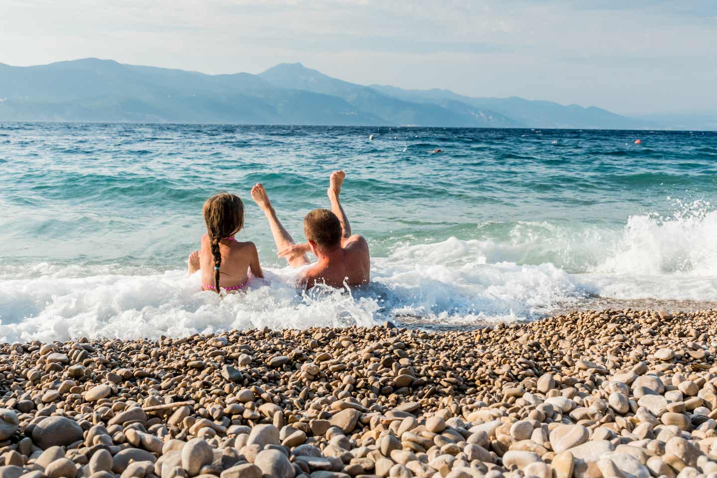 Urlaub in Istrien - Vater und Kind spielen am Strand in Kroatien