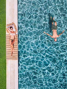 Frau und Mann entspannen am Pool