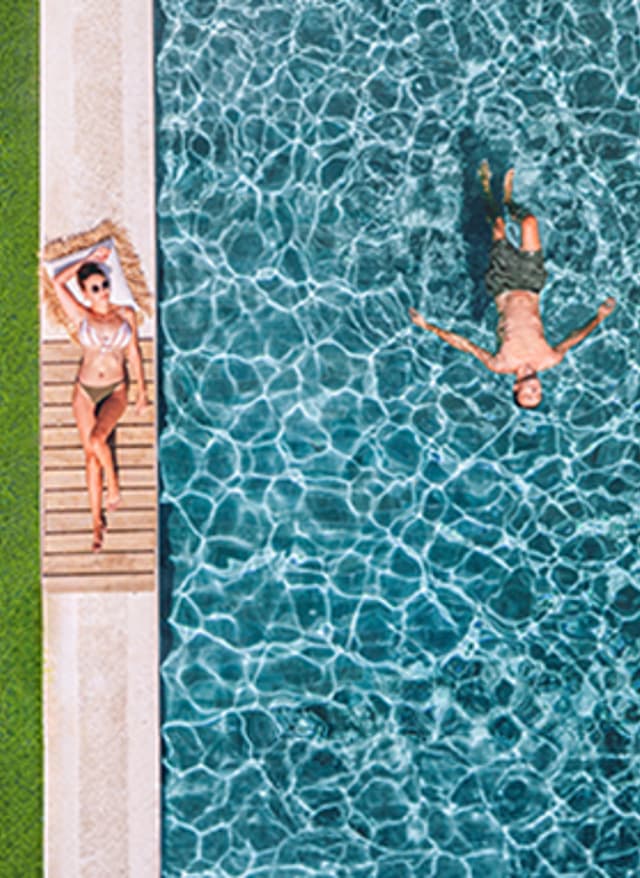 Mehr Infos hier Frau und Mann entspannen am Pool