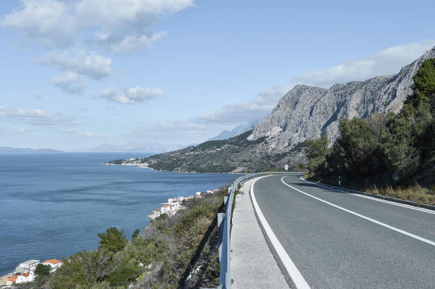 Kroatien beste Reisezeit: Asphaltstraße an der dalmatinischen Küste