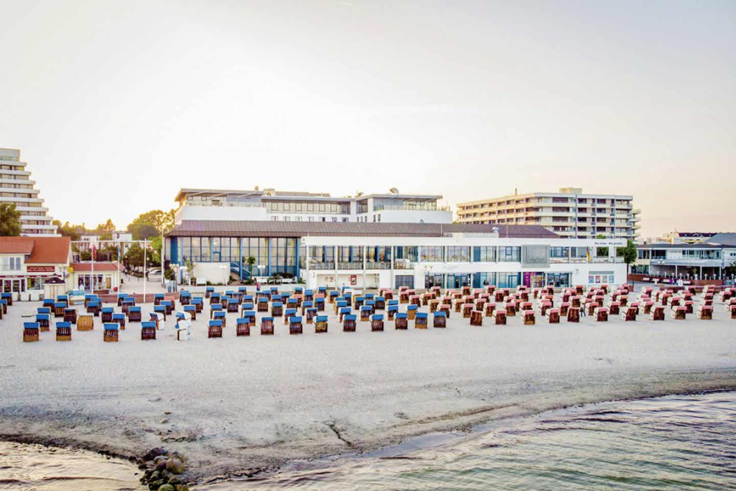 Außergewöhnlichste Hotels Deutschland.Hotel aja Groemitz Strandabschnitt mit Liegen