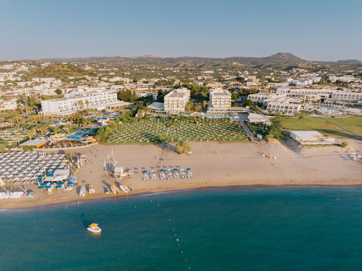 Luftaufnahme des Strandbereich und des Hotelbereichs vom Apollo Beach