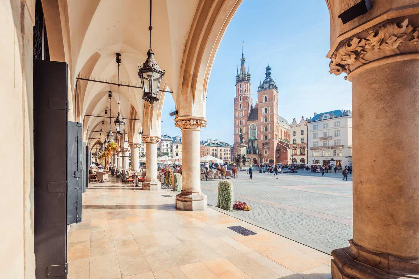Günstige Städtereisen: die Marienkirche in Krakau erkunden