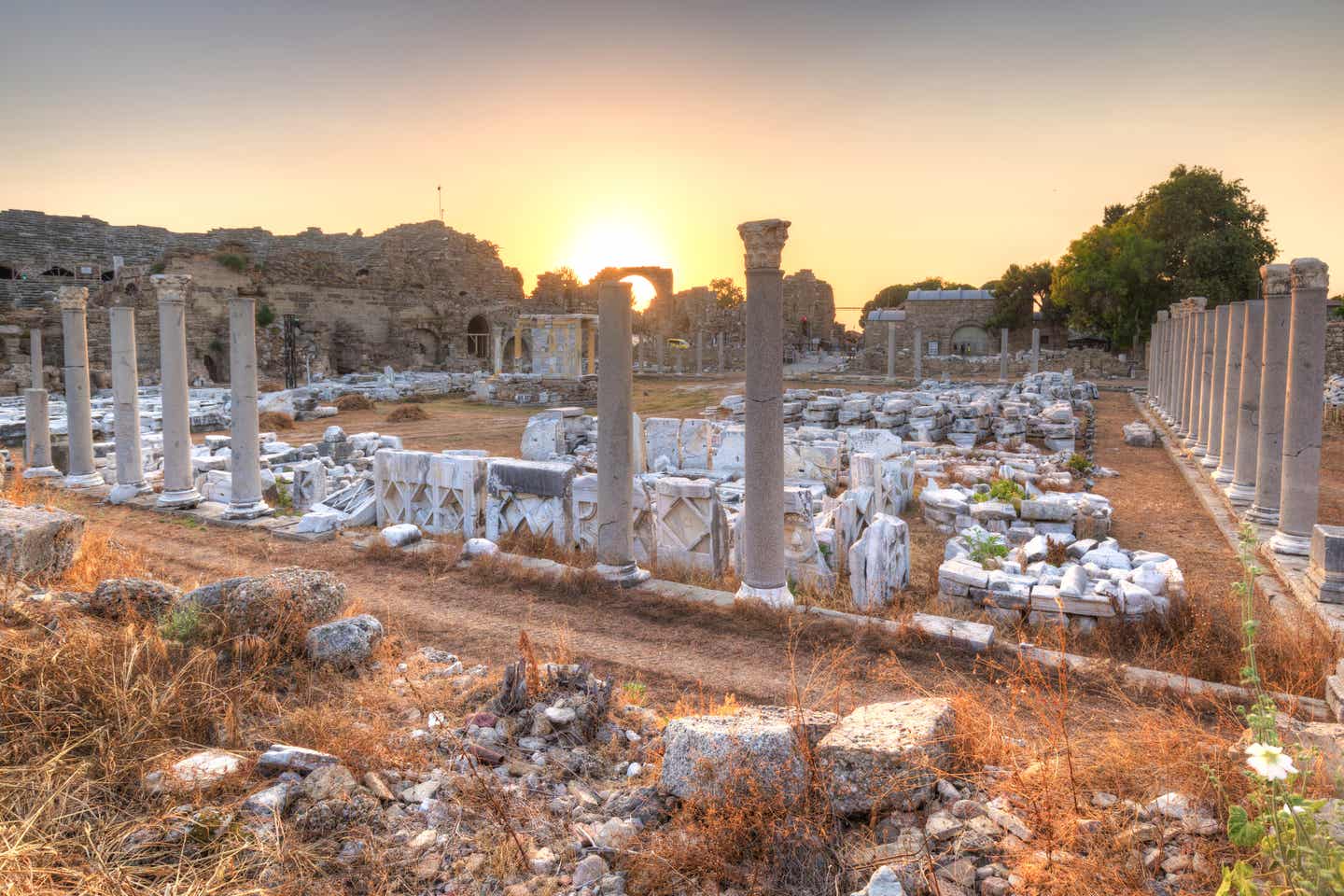 Türkische Riviera Urlaub mit DERTOUR. Ruinen in Side bei Sonnenuntergang