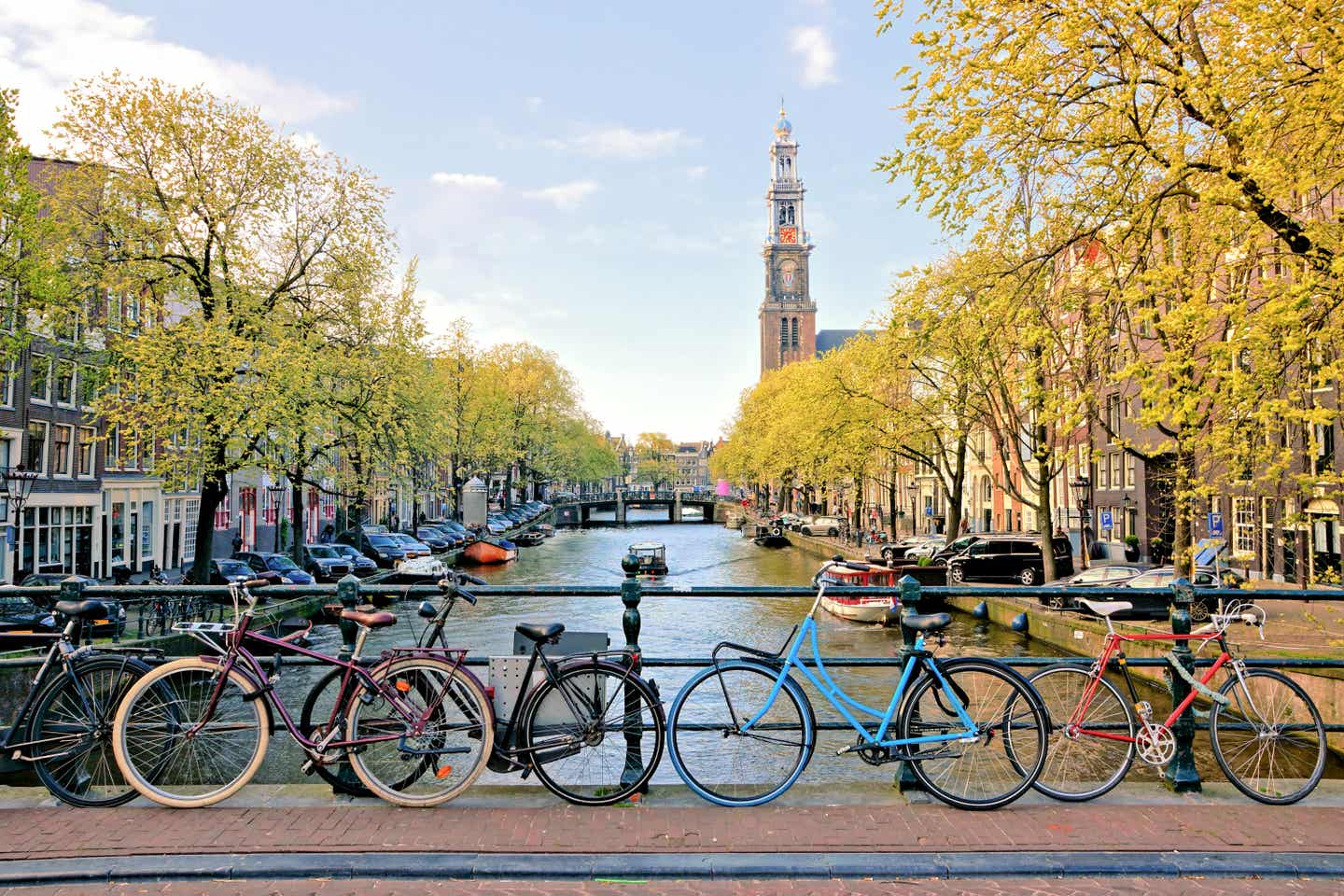Wochenend Städtetrip. Fahrräder auf einer Brücke in Amsterdam - Niederlande
