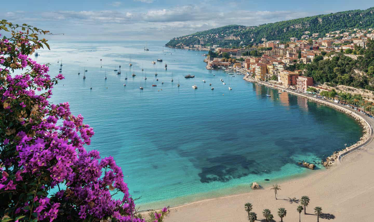 Südfrankreich Urlaub mit DERTOUR. Blick auf Villefranche Sur Mer an der Côte d' Azur