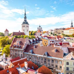 estland-tallinn-altstadt-kirche-daecher-g-628711164.jpg