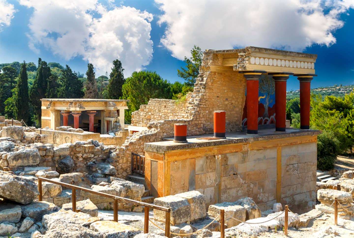 Rundreisen Kreta: gut erhaltene Ruinen des Palasts Knossos auf Kreta