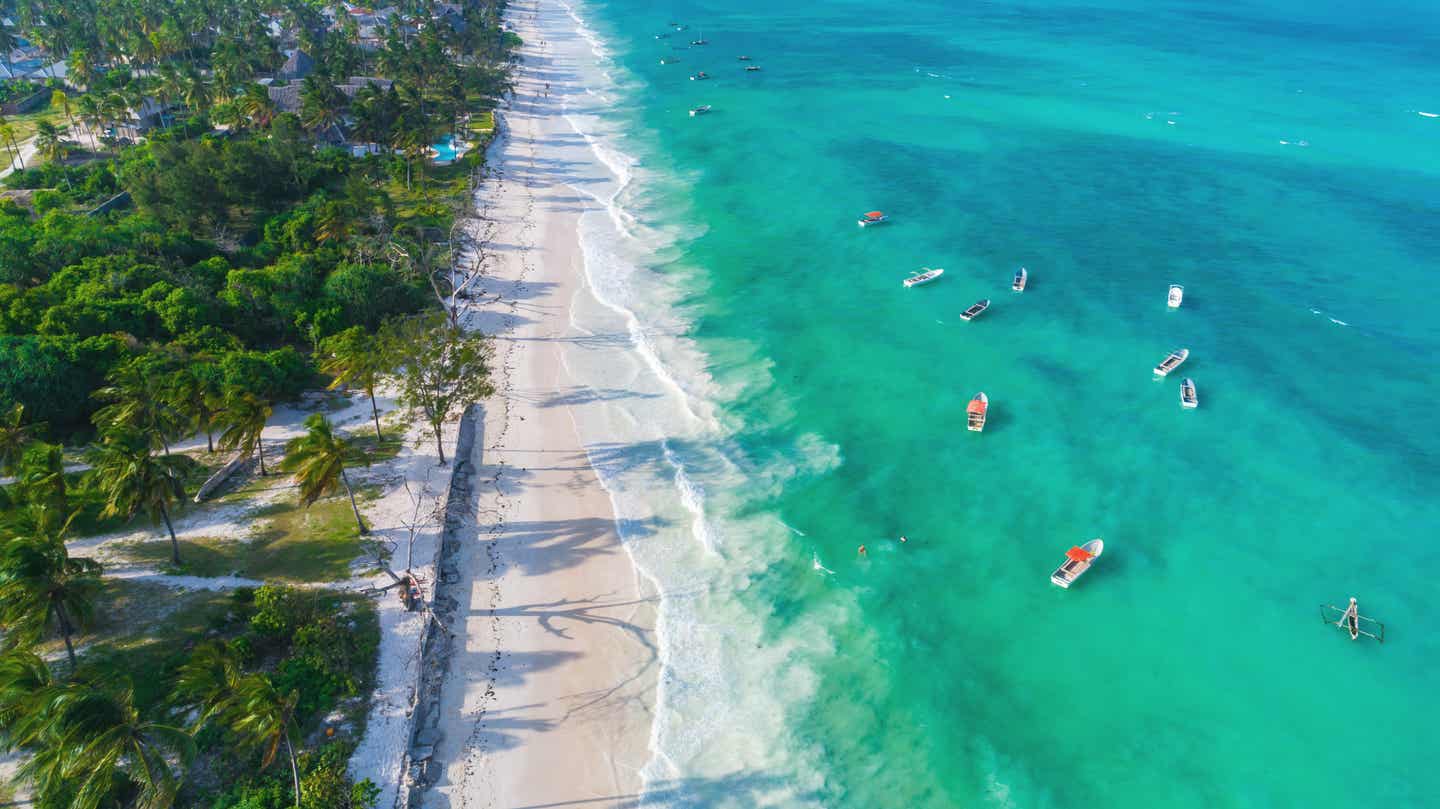 Tansanias Strand von oben zur besten Reisezeit