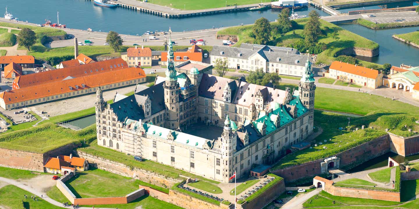 Luftaufnahme von Schloss Kronborg mit der Stadt Helsingör im Hintergrund