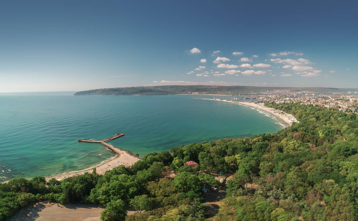 Bulgarien Urlaub mit DERTOUR. Luftaufnahme der Stadt Warna und der Schwarzmeerküste