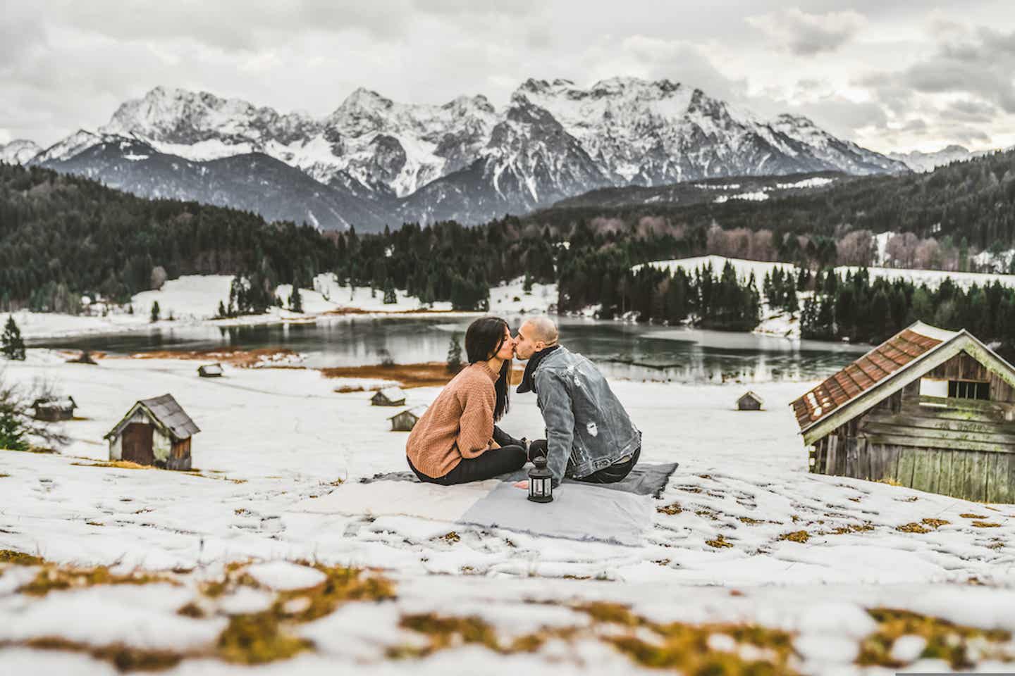 Ein Pärchen verliebt im Schnee