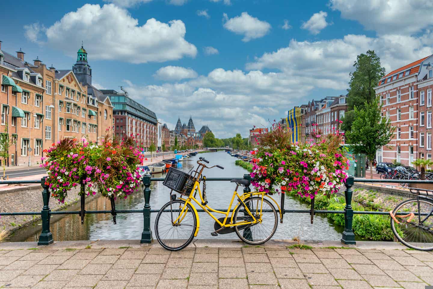 Fahrrad vor einem Fluss in Amsterdam