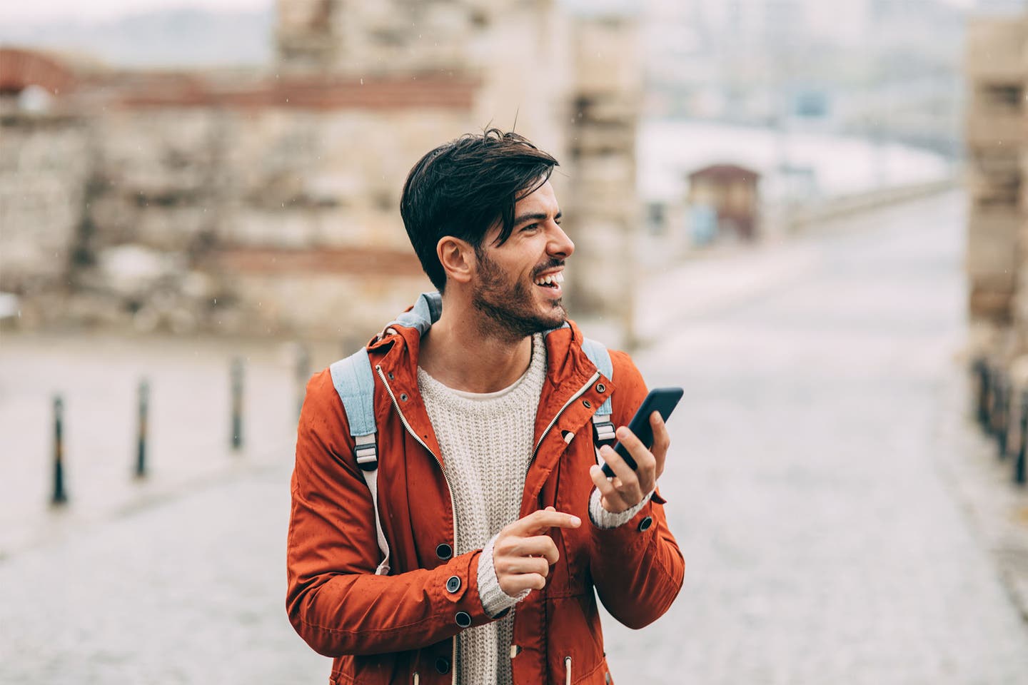 Ein Mann erkundet die Stadt mit seinem Smartphone in der Hand