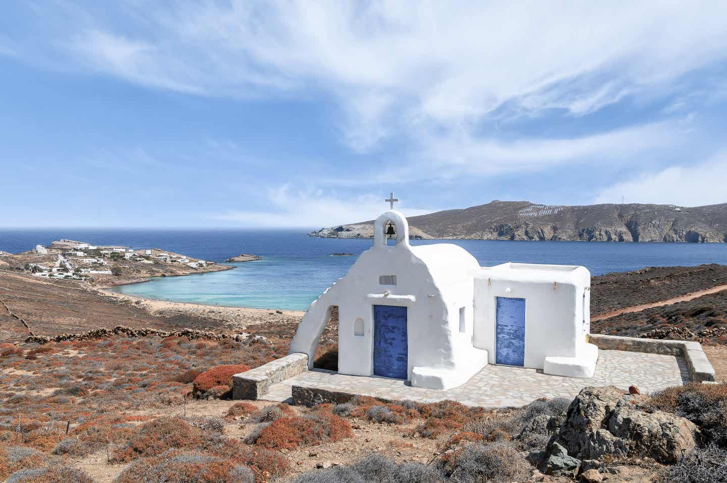 Mykonos Strände: Landschaft und Kapelle am Strand Agios Sostis