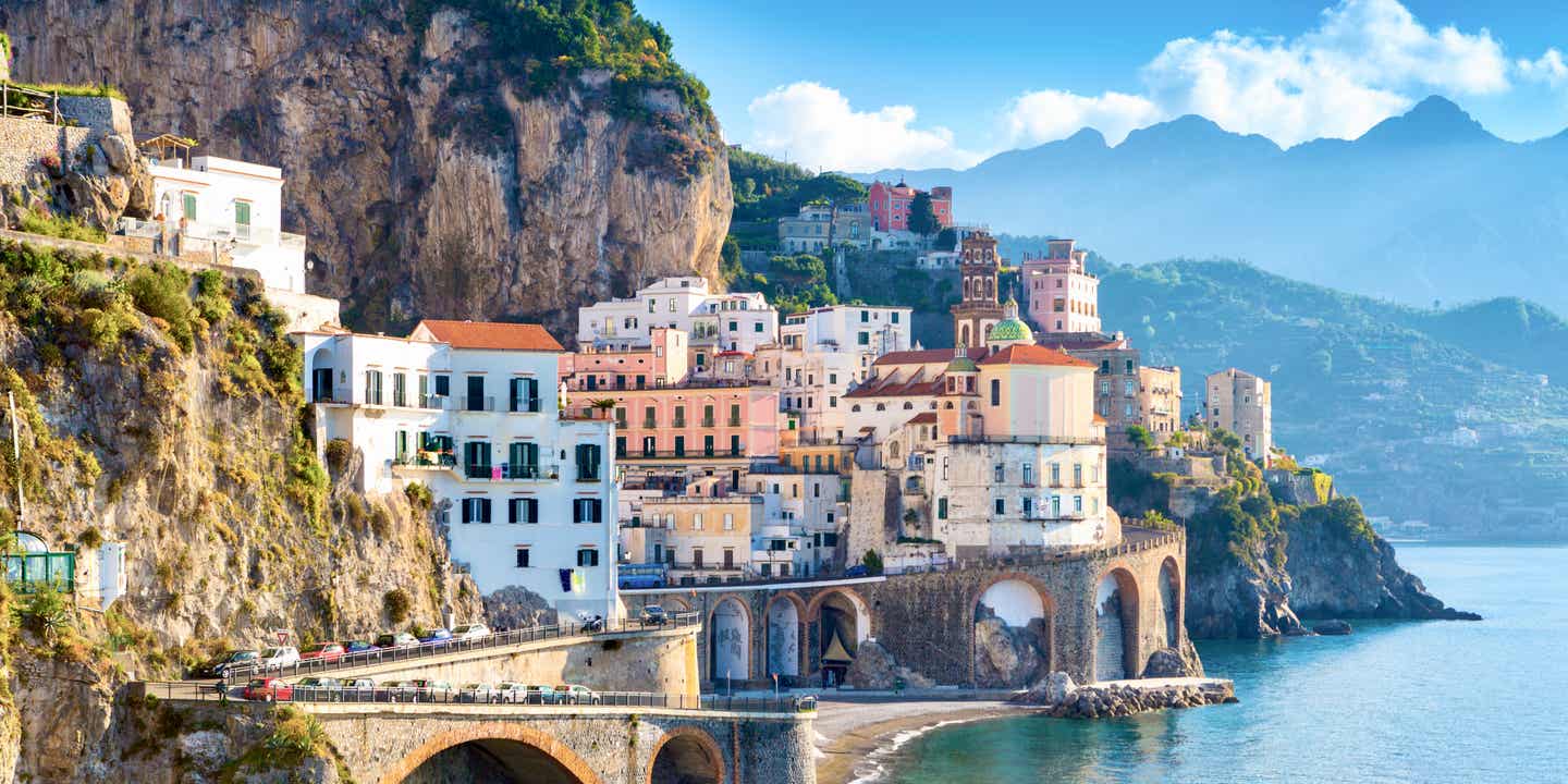 Morgendlicher Blick auf das Stadtbild von Amalfi an der Küste des Mittelmeers, Italien