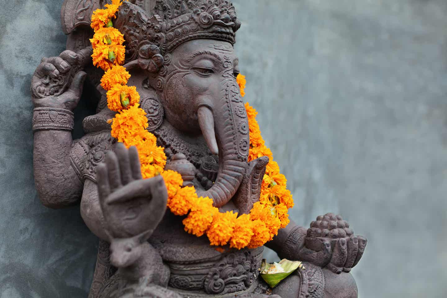 Orange Blumenkette um eine Ganesha-Statue