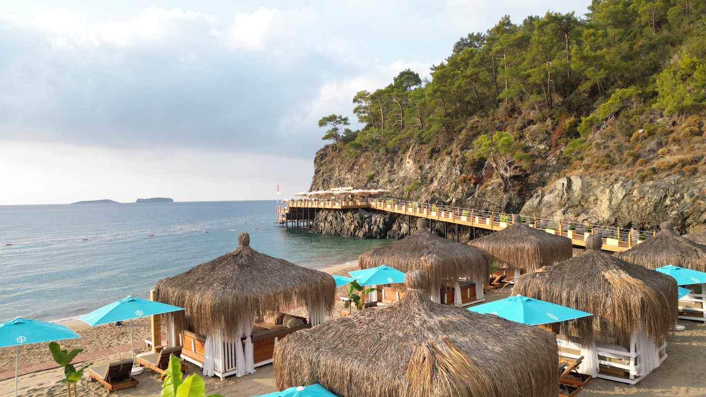 Nirvana Dolce Vita: Hoteleigene Bucht mit Steeg im Wasser