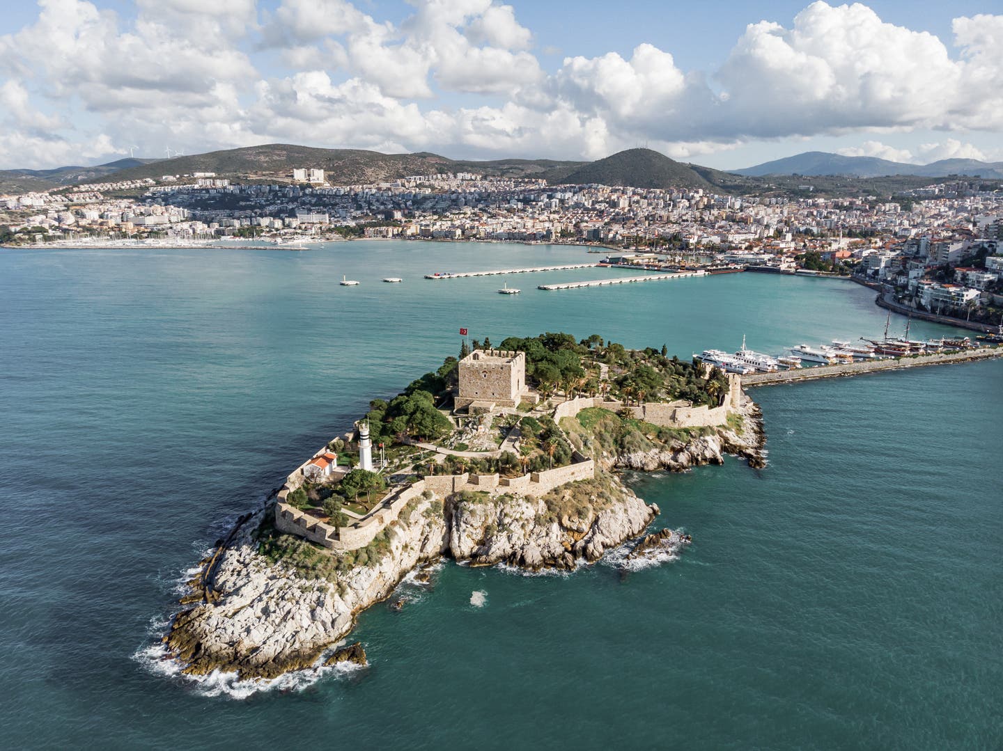 Blick auf die Taubeninsel und die türkische Hafenstadt Kusadasi