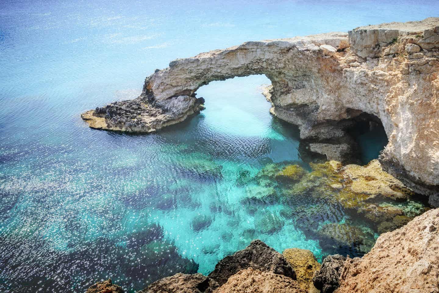 Zypern Strände: Berühmter Felsbogen in der Nähe von Kap Greco auf Zypern