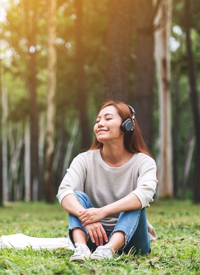 Jetzt anhören Gran Canaria Spotify Frau hört Musik im Wald