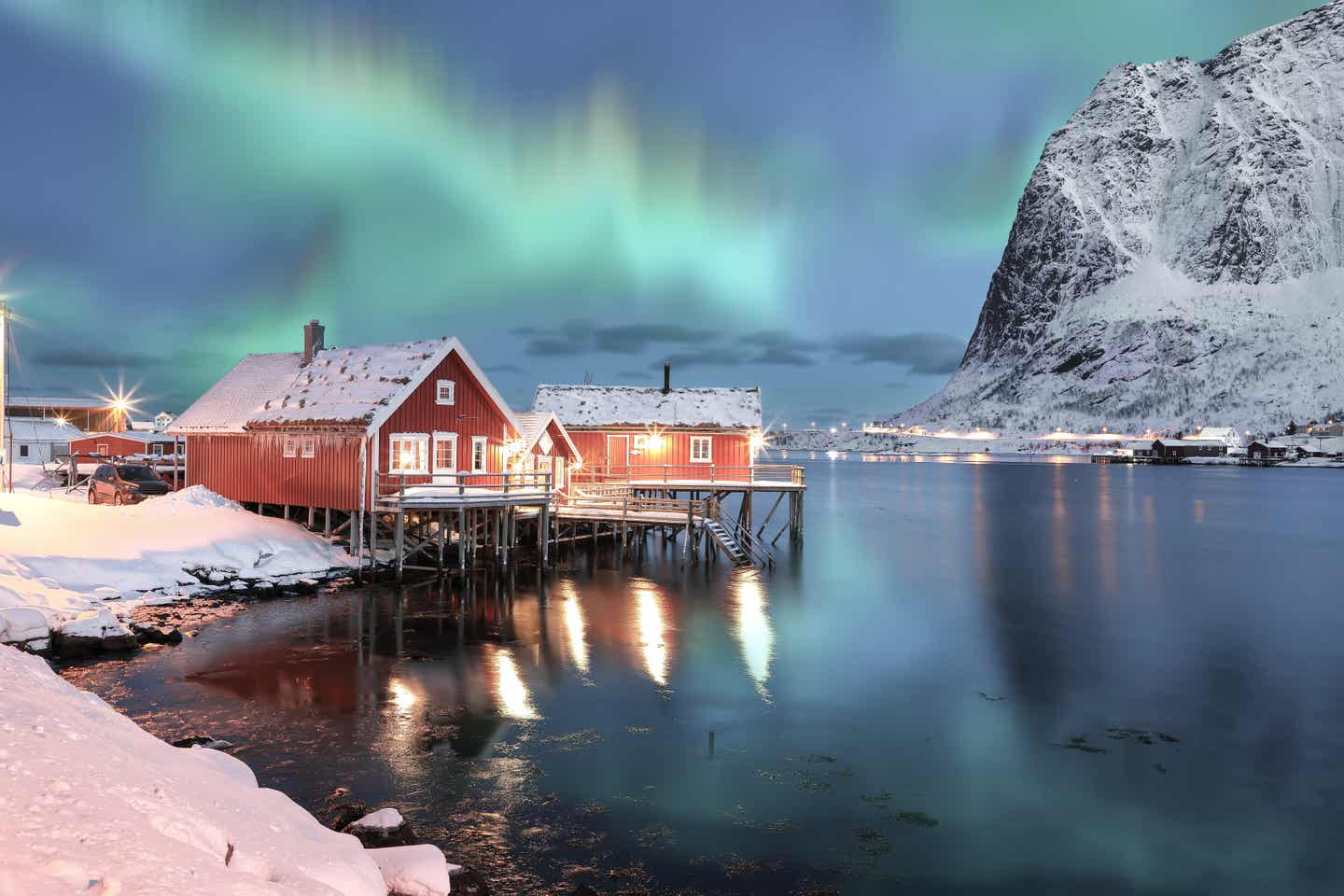 Norwegens beste Reisezeit: Blick auf einen See bei Nacht