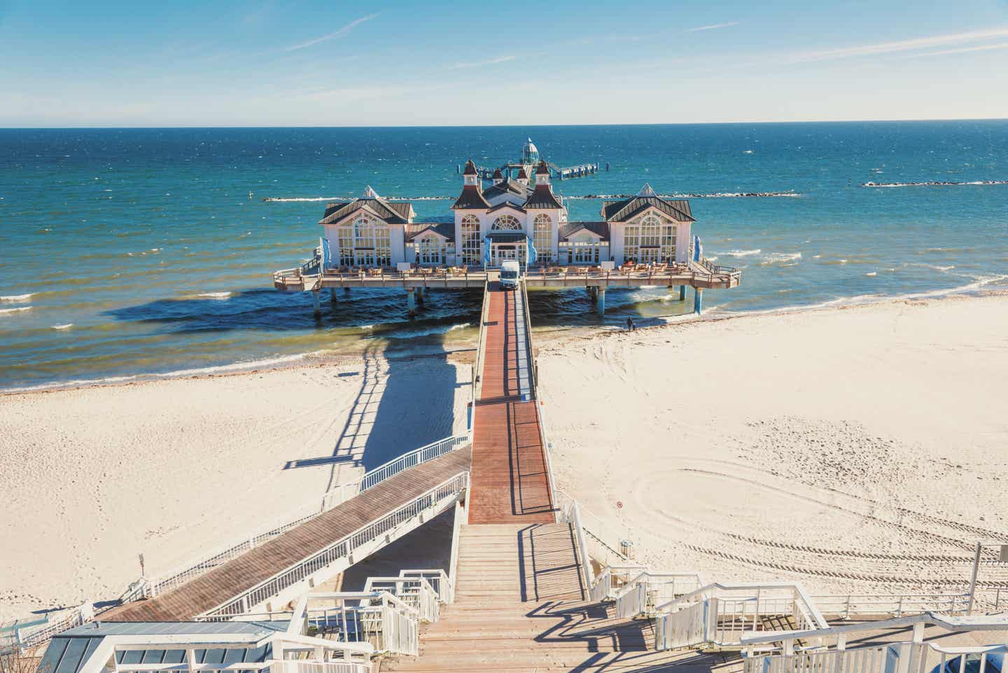 Blick auf die Seebrücke in Sellin auf der Insel Rügen
