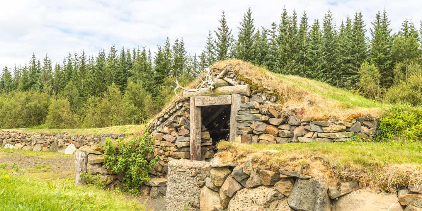 Altes Steinhaus mit Moos überwachsen bei deiner Island-Rundreise über den Golden Circle