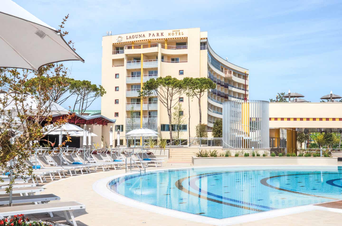 Blick auf das Laguna Park Hotels und seine Poolanlage