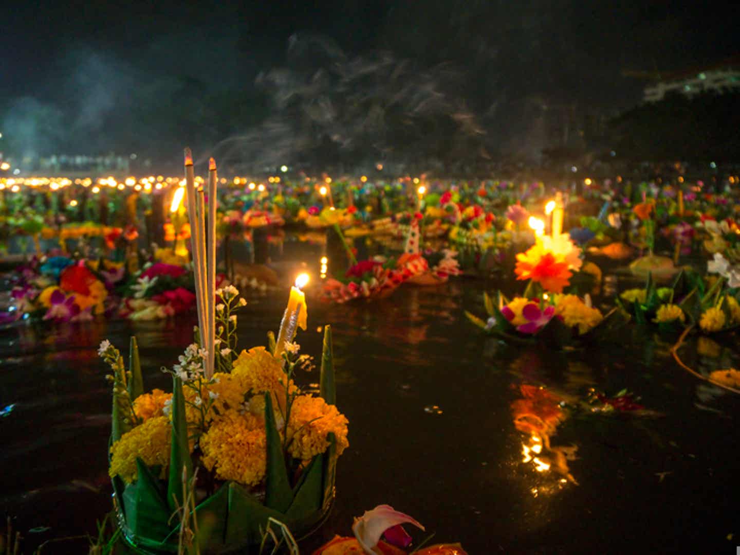 Schwimmende Lichter zum Loy Krathong Fest