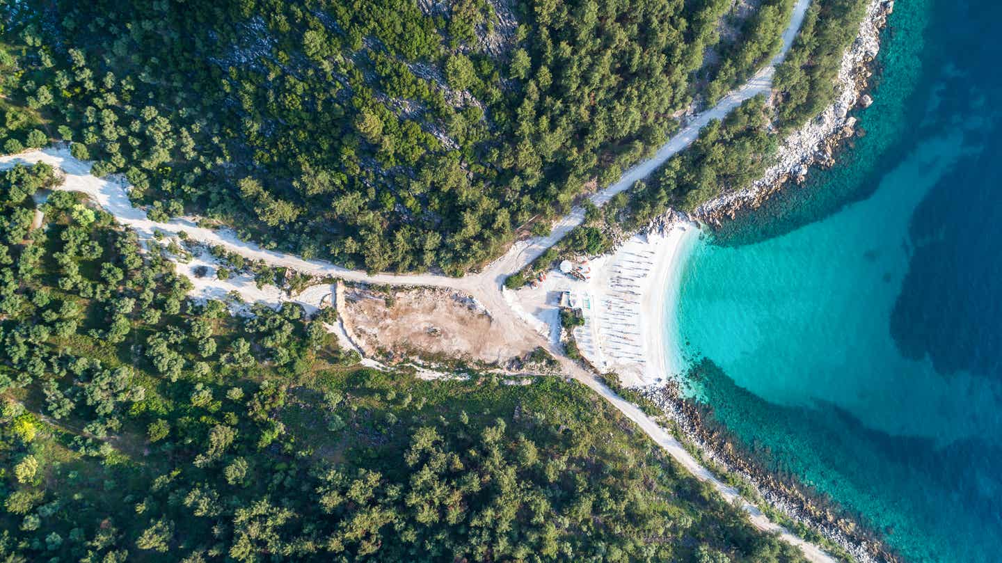 Eine Luftaufnahme des Marble Strands auf Thassos