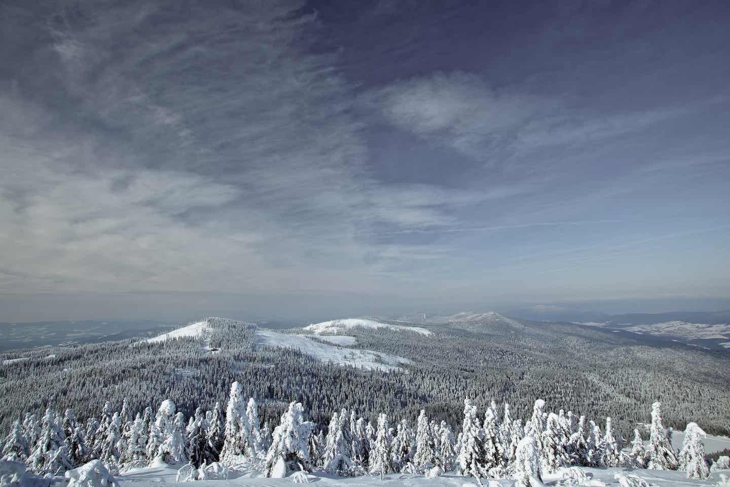 Bayerischer Wald Urlaub mit DERTOUR. Blick vom Berg Grosser Arber auf einen verschneiten Bayerischen Wald