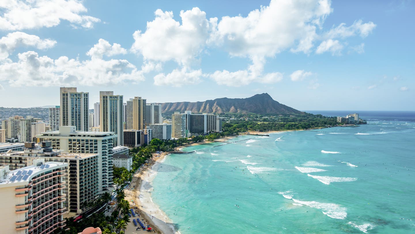 Skyline von Waikiki Beach mit Blick auf den Diamond Head Krater im Hintergrund