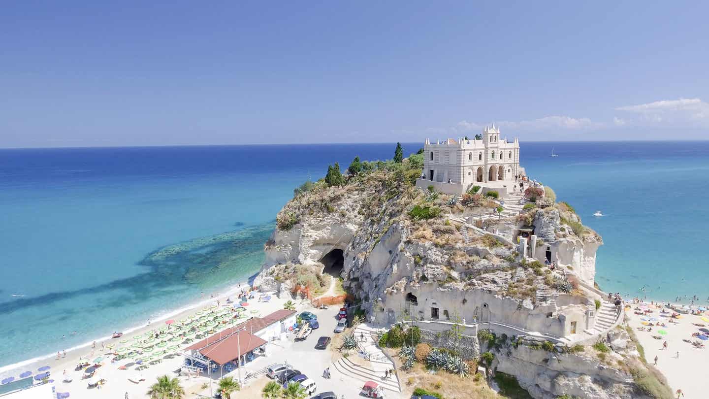 Kalabriens Strände: das Kloster Santa Maria dell'Isola am Strand von Tropea
