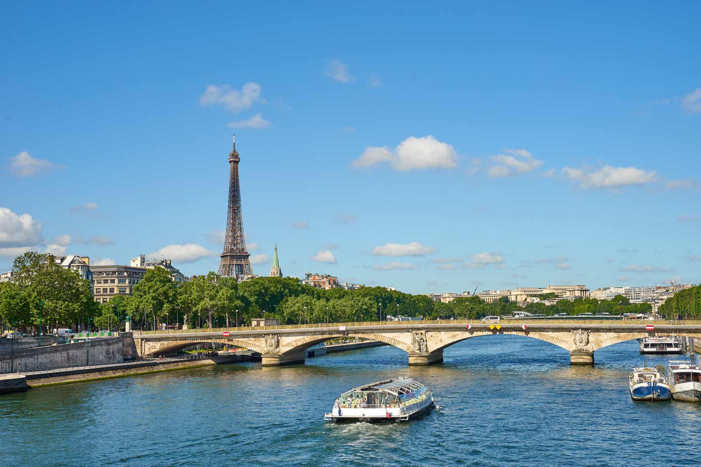 Paris Hotel: Pont des Invalides und Touristenboot auf der Seine
