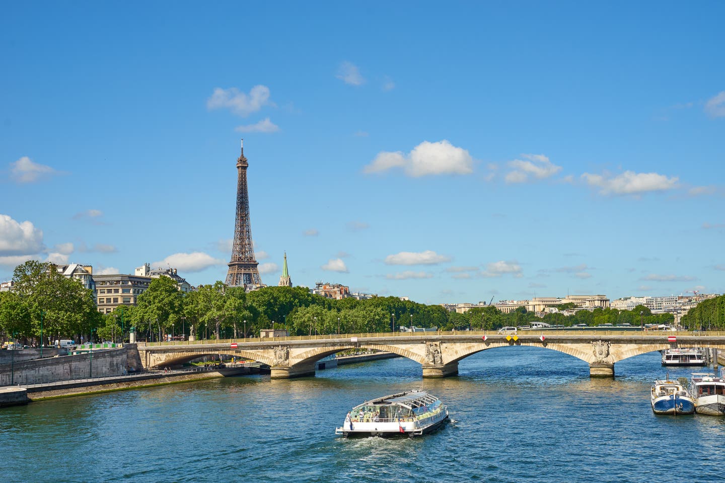 Paris Hotel: Pont des Invalides und Touristenboot auf der Seine