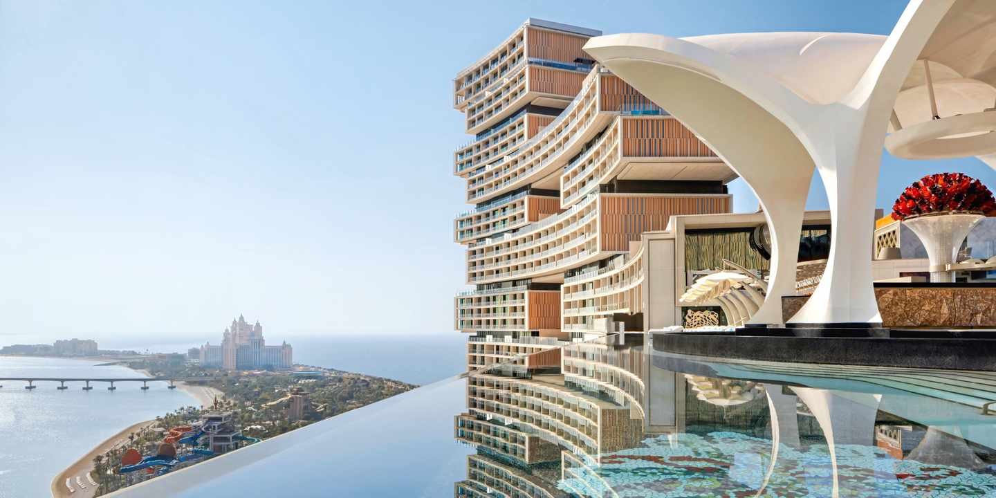 Blick auf ein Terra Futura Hotel auf einer Landzunge umgeben von Meer