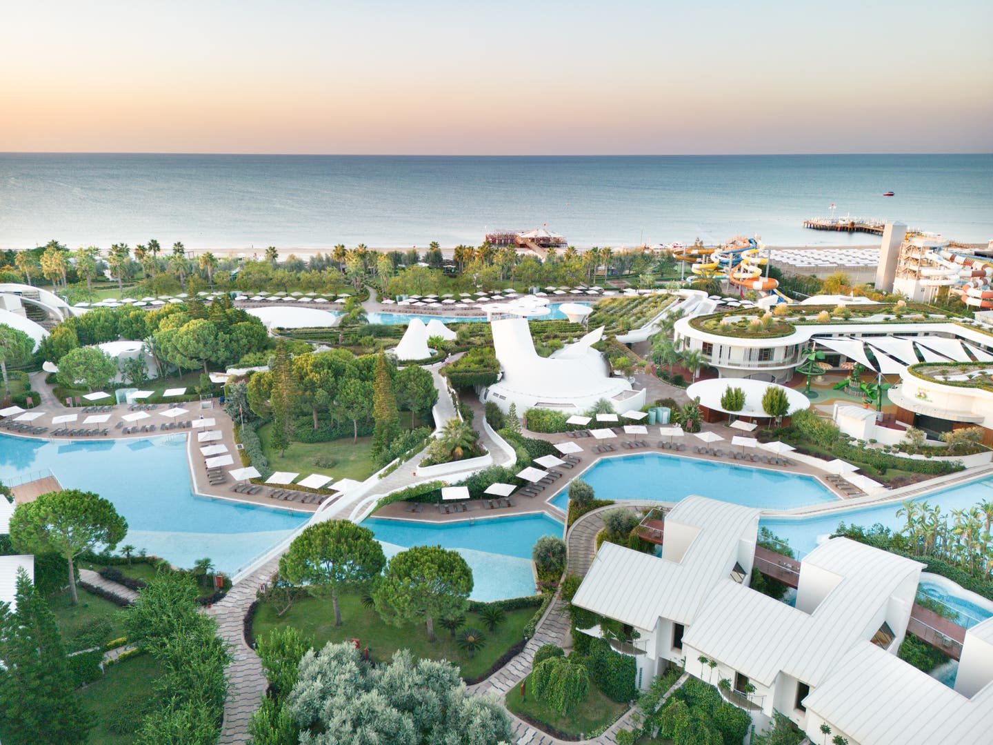 Topshot des Hotelgeländes mit Meer