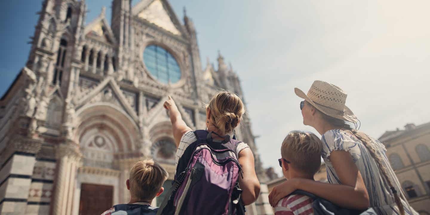 Sightseeing mit der Familie vor dem Dom im italienischen Siena in der Toskana