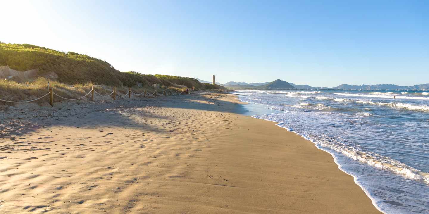 Menschenleerer Strand in Playa de Muro zum Sonnenuntergang
