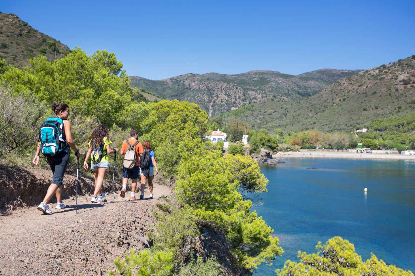 Fernwanderwege Europa: Frauen und Männer wandern in einer Berglandschaft