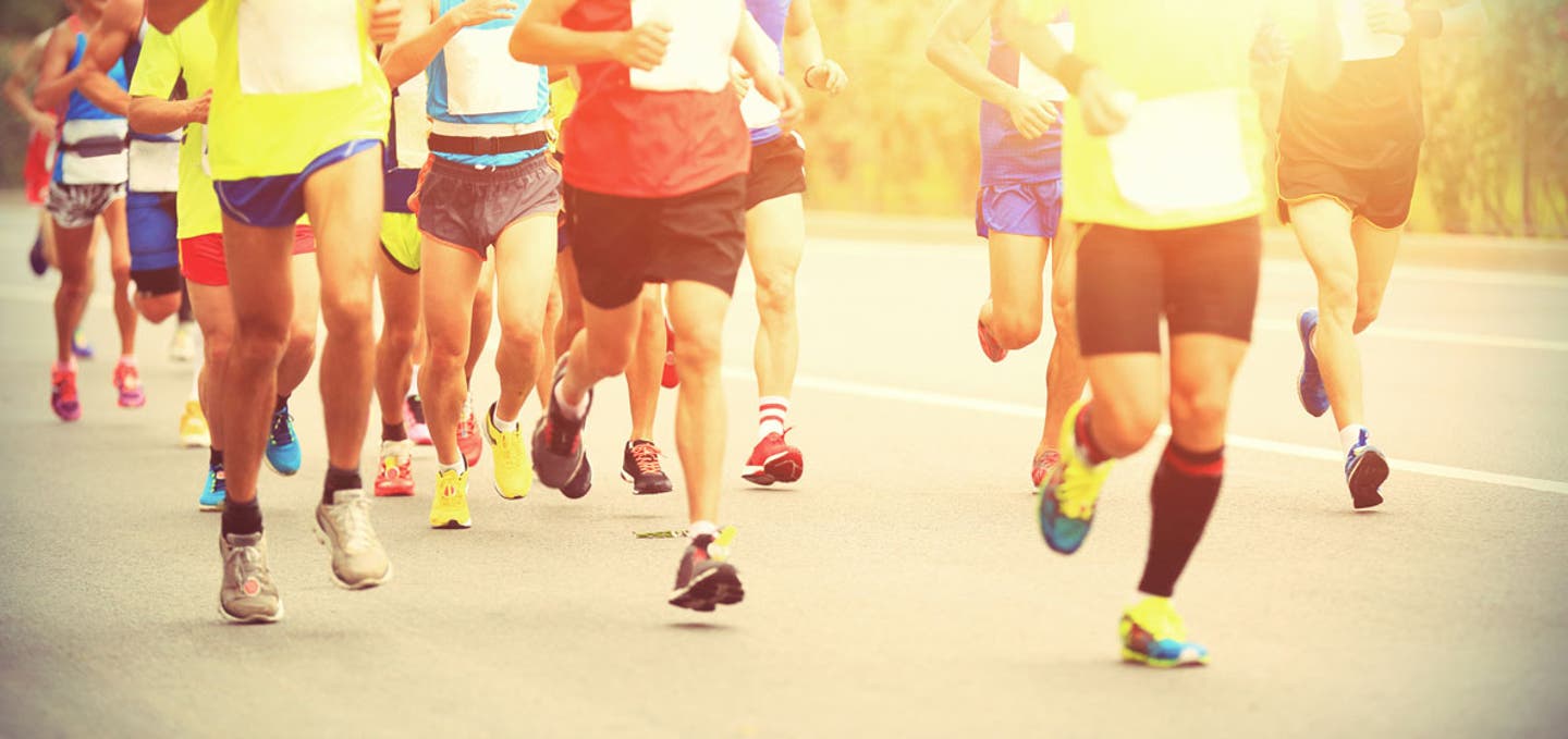 Marathon erleben mit DERTOUR. Beine von Marathonläufern.