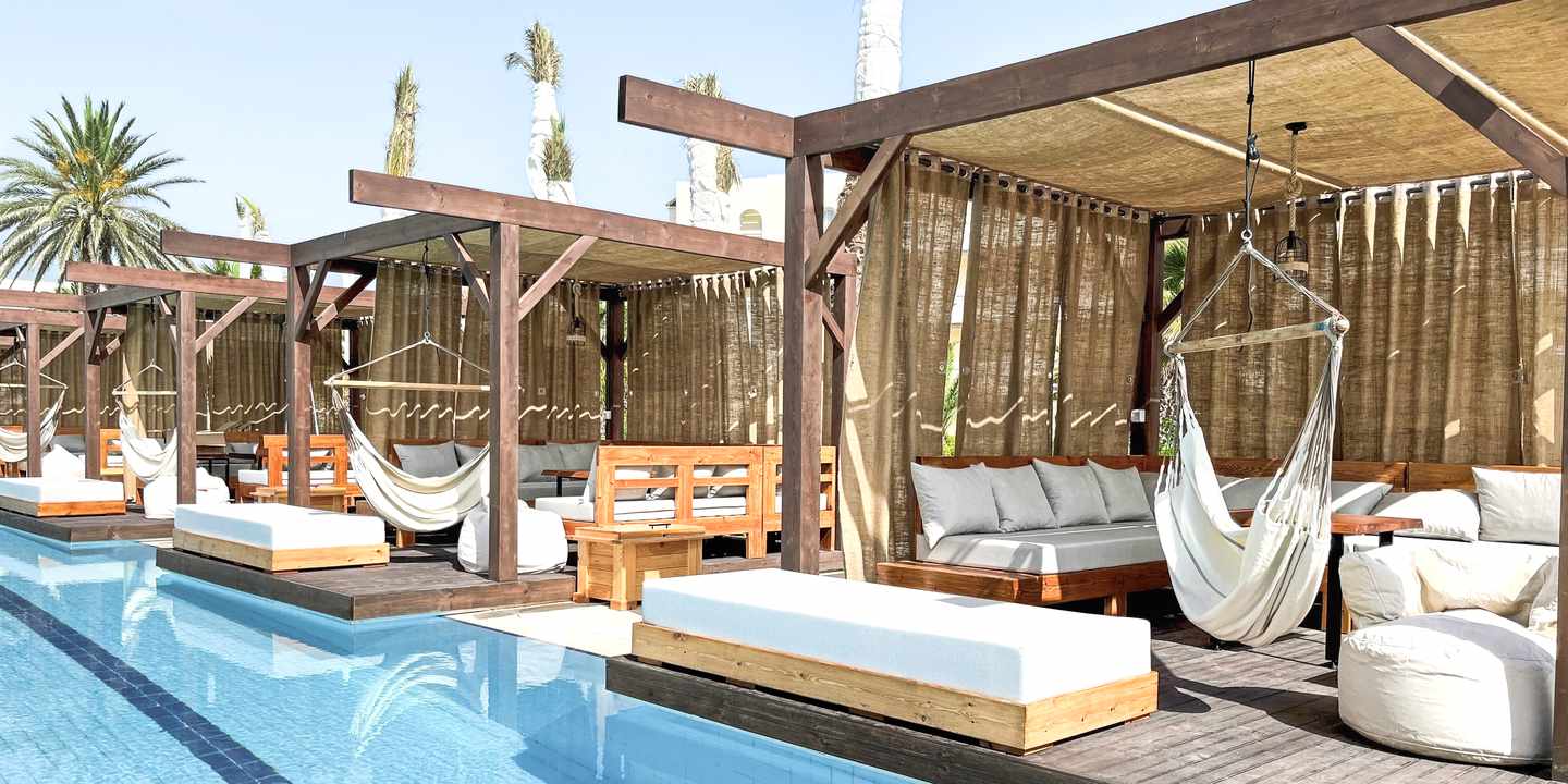 Liegeplätze mit Holzüberdachung am Pool