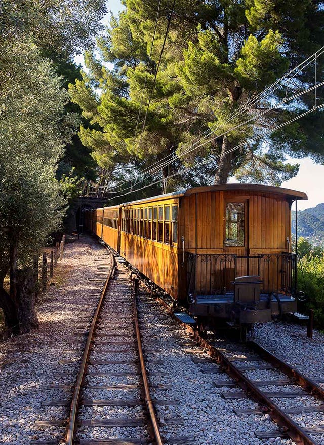 Rundfahrt Mallorca Brauner Holzzug in den Bergen Mallorcas