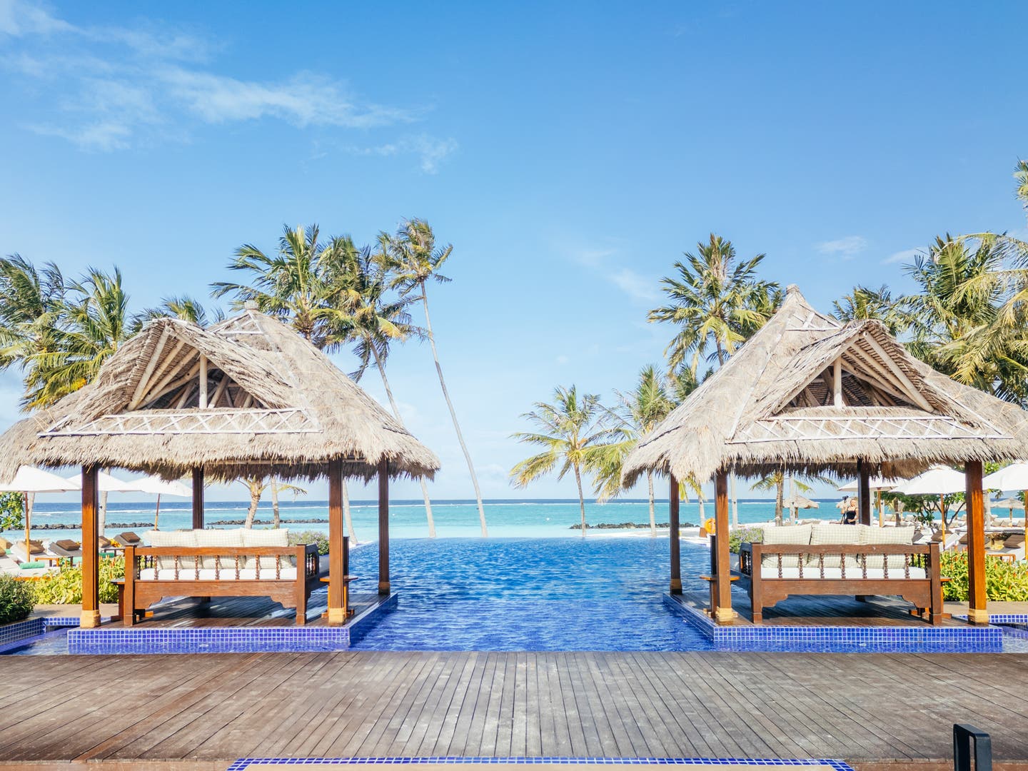Überdachte Liegen in der Poollandschaft des Hotels