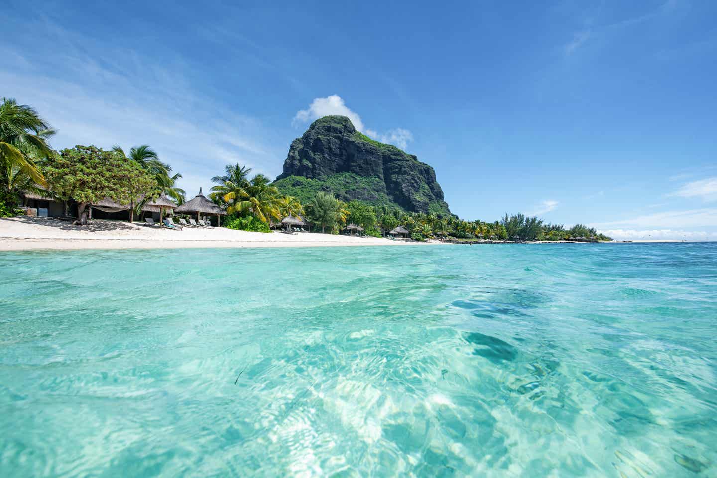 Le Morne Beach, einer der schönsten Strände Mauritius´, mit dem Berg Le Morne im Hintergrund