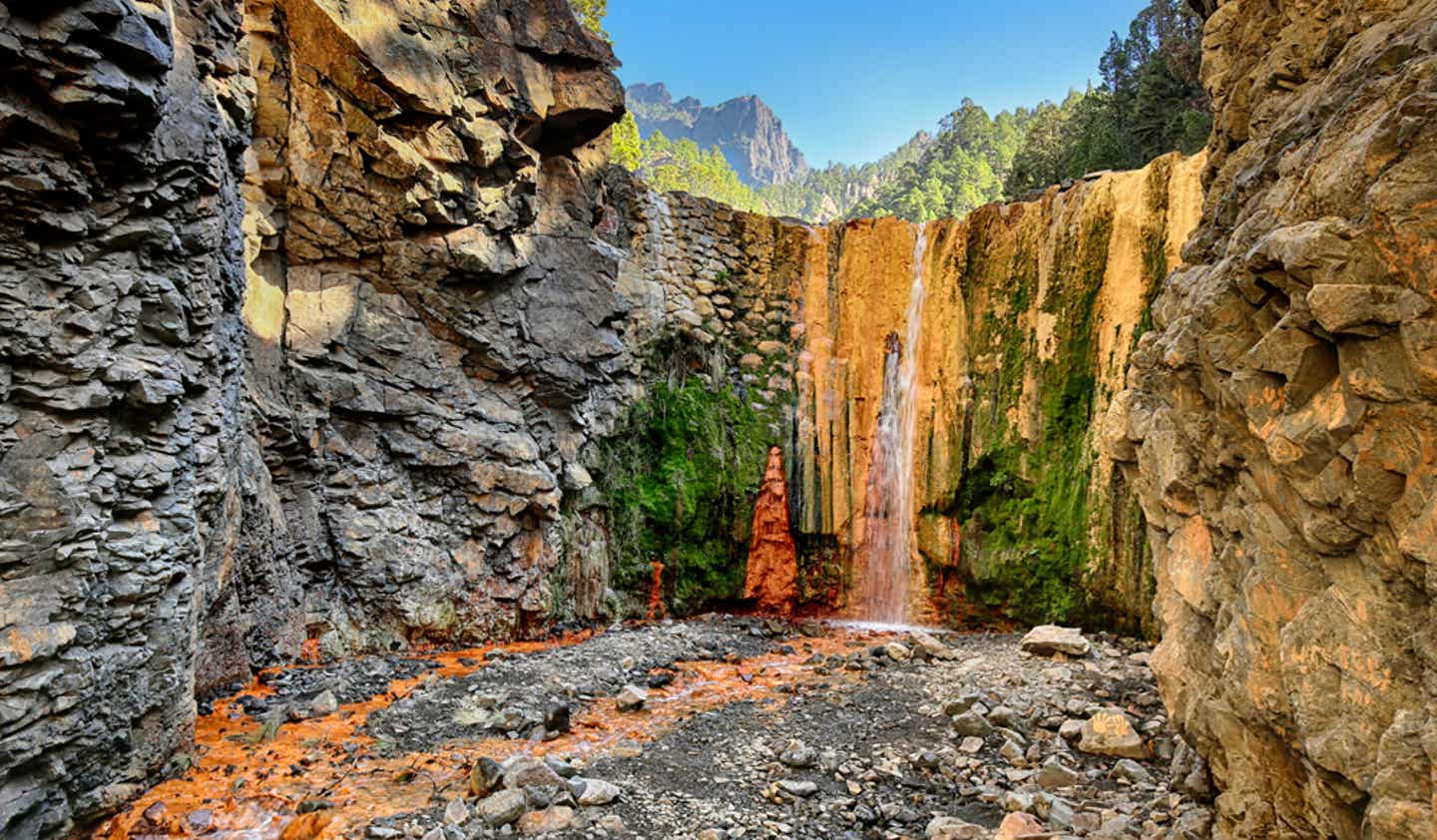 Spaniens Wasserfall Cascada de Colores in La Palma.