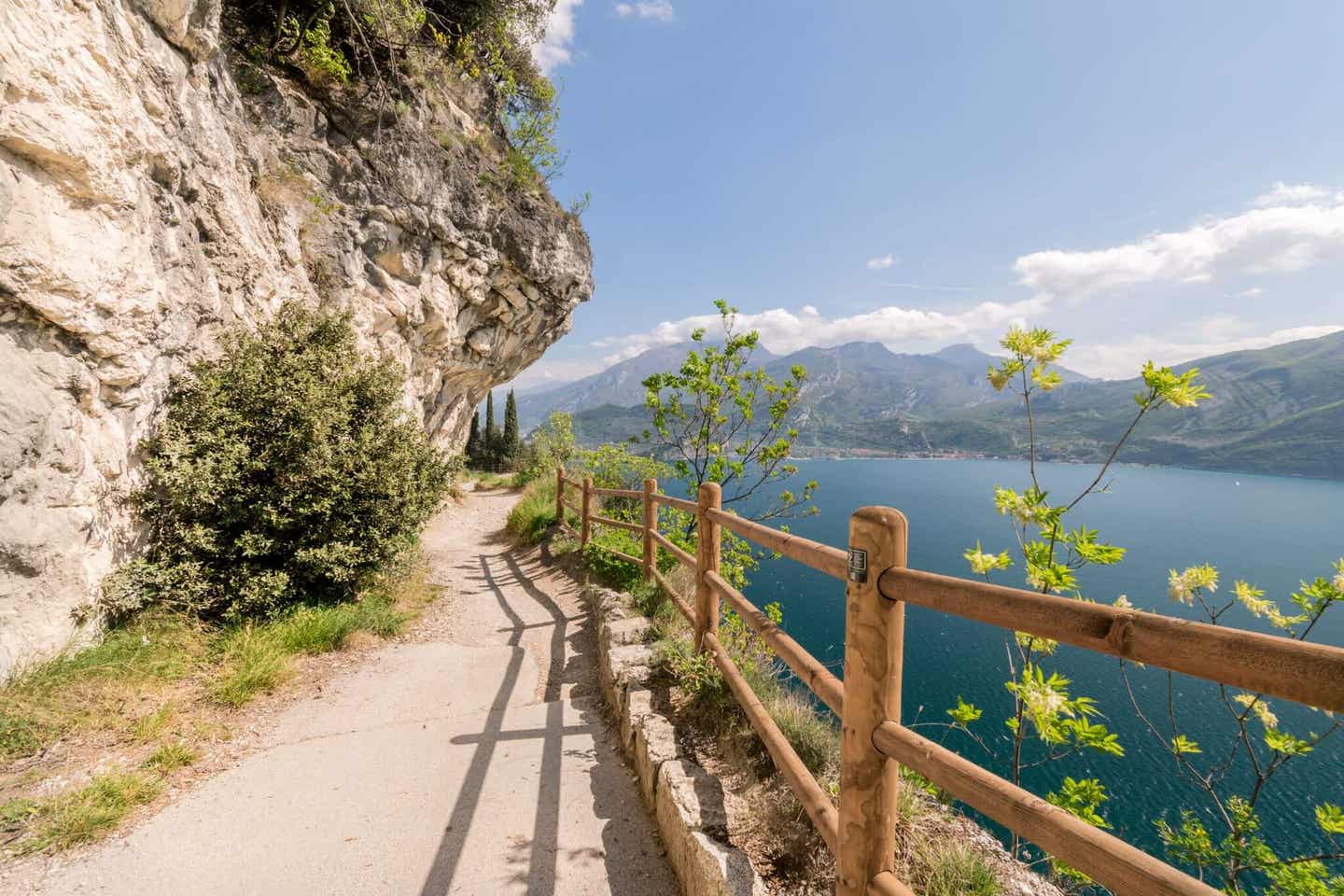 Ein Radweg am Gardasee